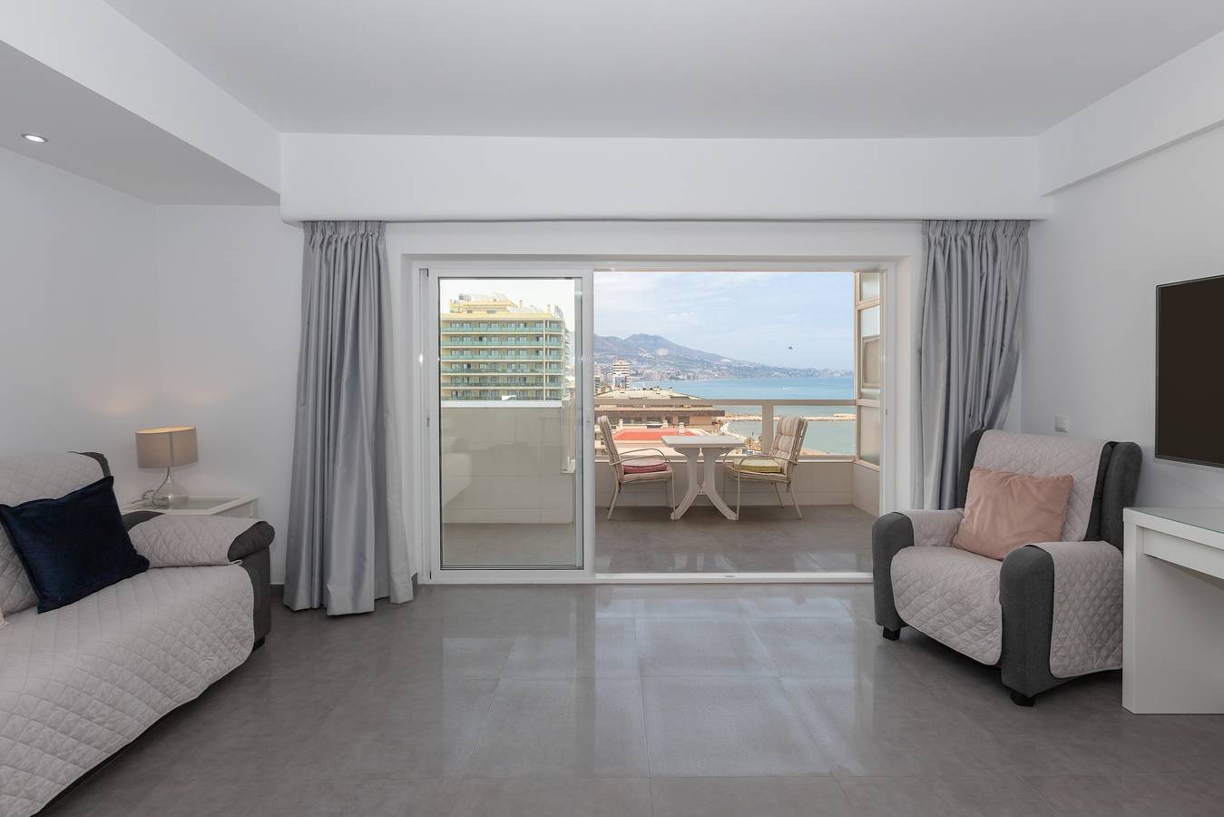 Entire apartment, Apartment 'Penthouse with private pool' with Sea View, Wi-Fi and Air Conditioning in Fuengirola Centre, Fuengirola