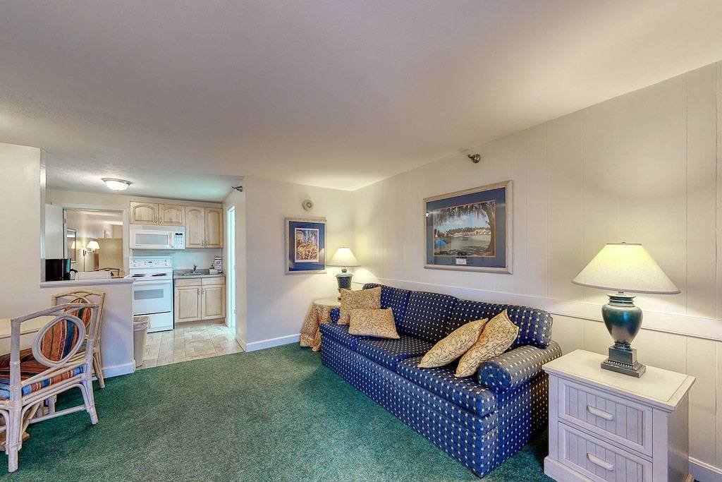 Ganze Wohnung, Ideally-located condo with pool, Wifi, & patio - close to everything in Ogunquit, York County
