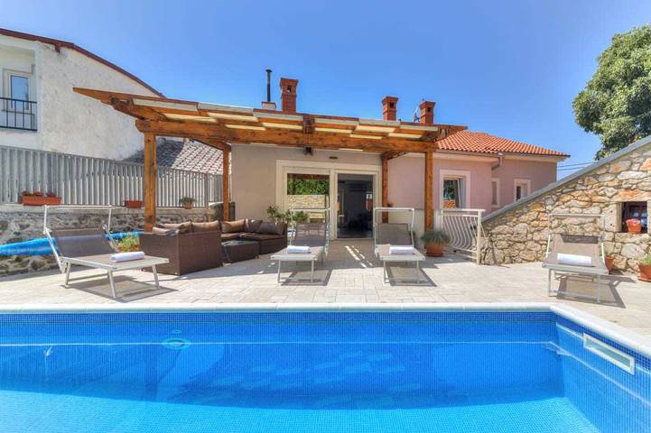 Location de vacances pour 10 personnes, avec jacuzzi ainsi que balcon et piscine, animaux acceptés à Novi Vinodolski - 3