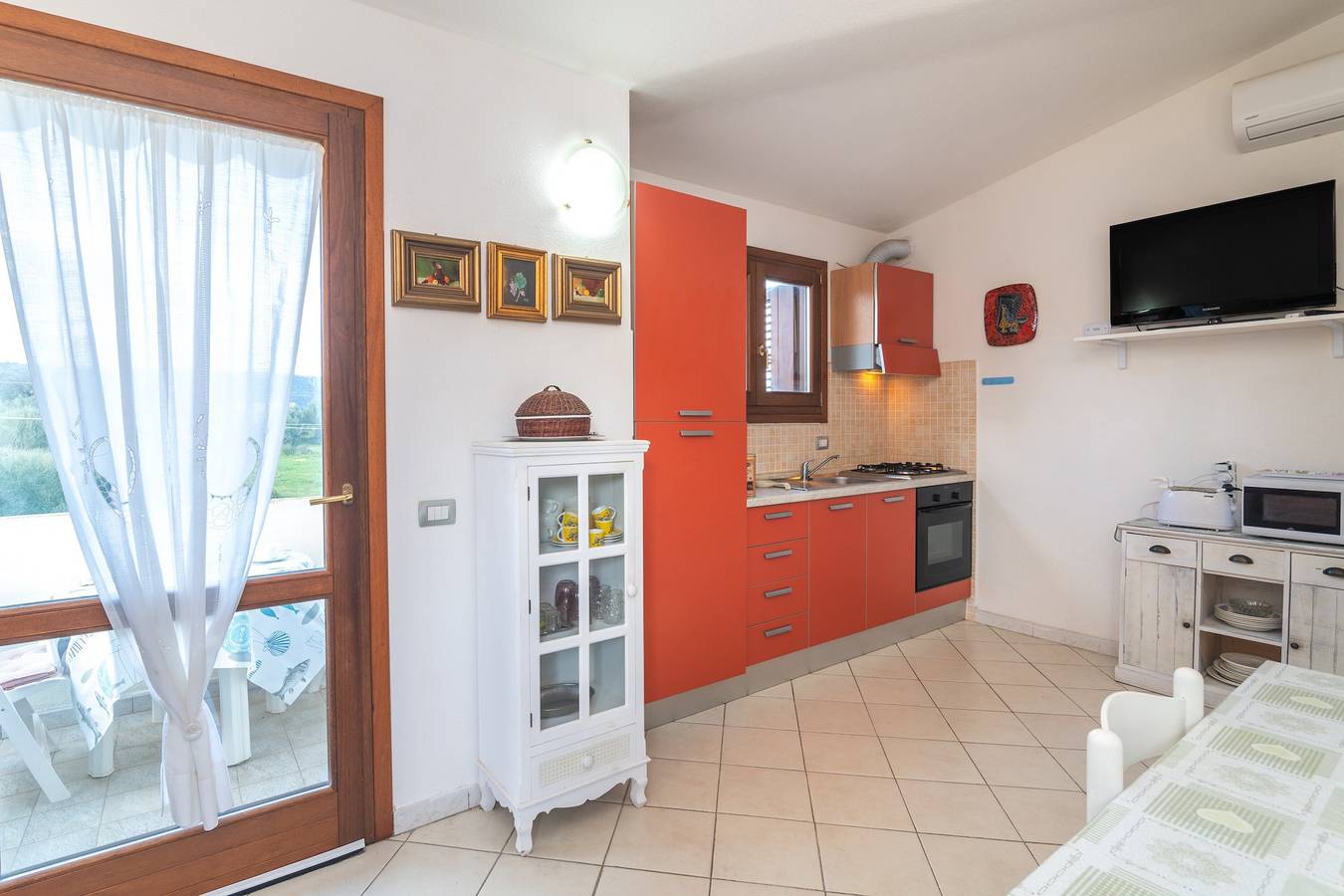 Casa vacanze 'Bouganville' con vista sulle montagne, giardino privato e aria condizionata in Posada, Provincia di Nuoro