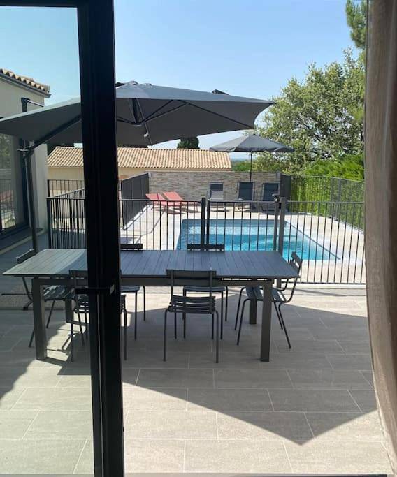 Location de vacances pour 6 personnes, avec terrasse et piscine ainsi que jardin et vue à La Bastide-d'Engras - 4