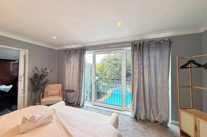 Palm House | Heated Pool | Sleeps 10 | South Downs in Worthing, South-Downs
