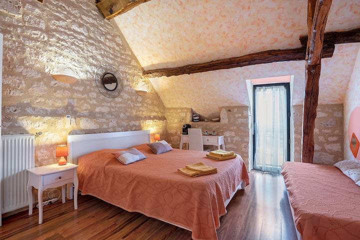 Room 'Chambre Soleil' with Shared Pool, Wi-Fi and Air Conditioning in Salignac-Eyvigues, Périgord Noir