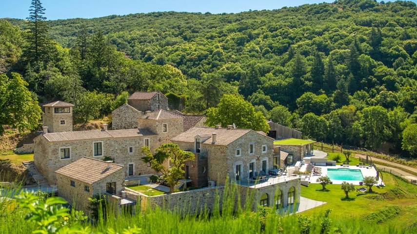 Location de vacances pour 26 personnes, avec vue ainsi que piscine et jardin, animaux acceptés à Rieussec