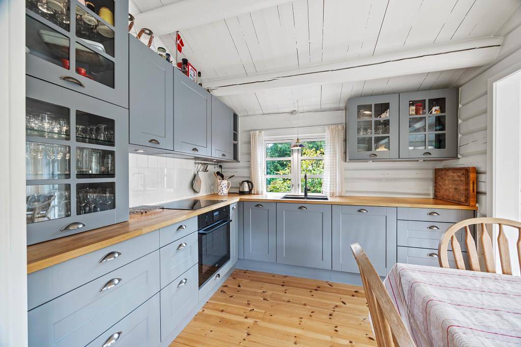 Hygge vor dem Holzofen im Haus mit Gras auf dem Dach in Blavand, Varde