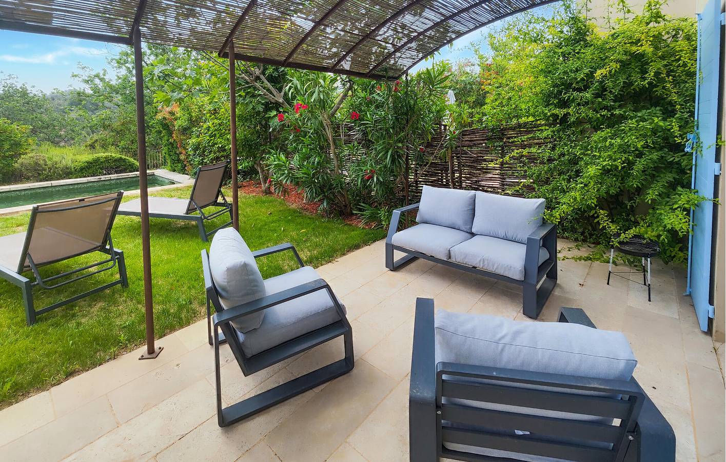 Appartement confortable avec piscine et parking près de Tournissan in Saint-Laurent-de-la-Cabrerisse, Région de Narbonne