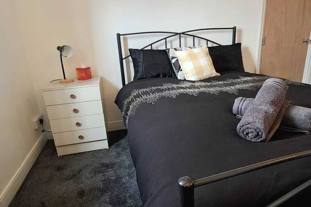 Kettering Home Away from Home | 4-Bed, Near Town & Hospital sleeps 4-7 in Kettering, Northamptonshire