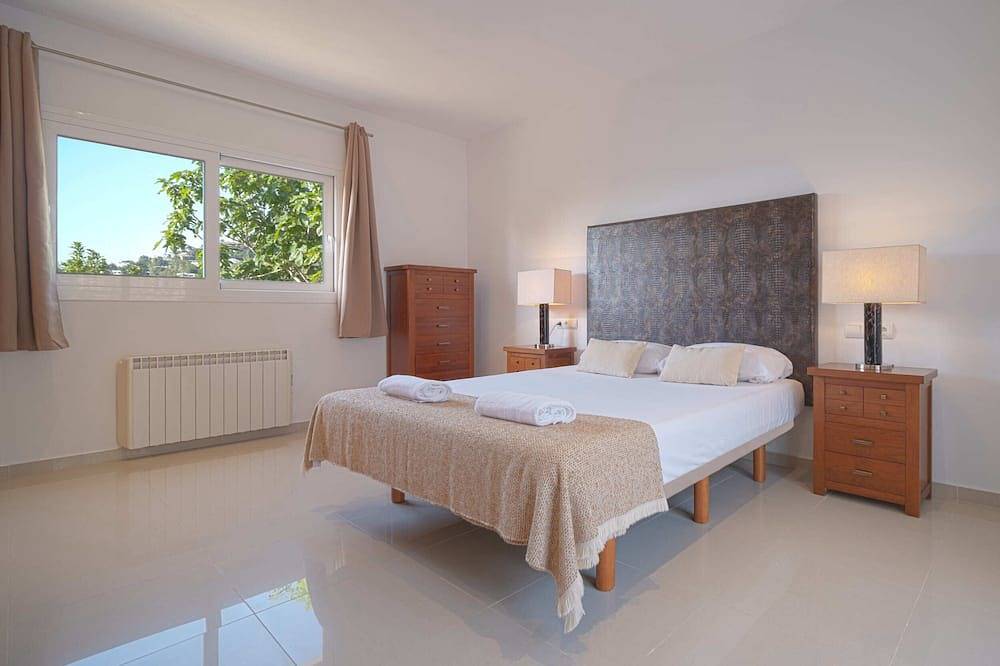 Villa With Pool 2Km From Ibiza Town And Talamanca Beach in Cap Martinet, Santa Eulària des Riu