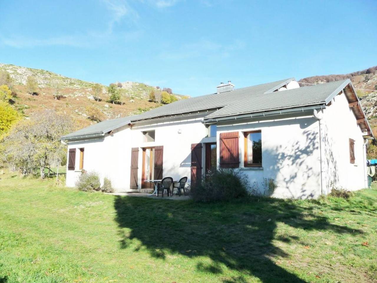 Petite maison 'Gite Saint Guiral' avec vue sur les montagnes, terrasse privée et jardin privé in Dourbies, Parc national des Cévennes
