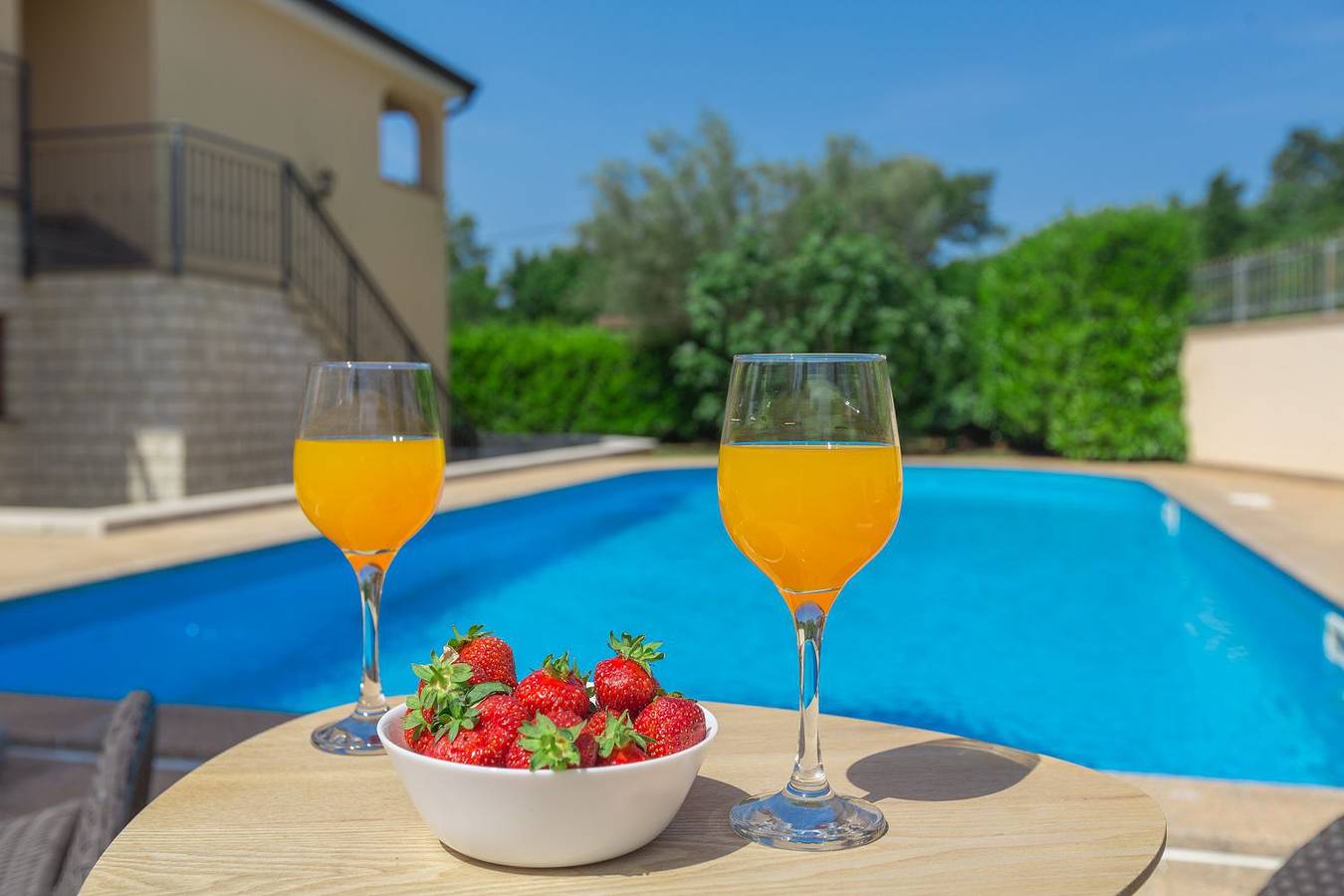 Ganze Wohnung, Traumhaftes Apartment nur 250 Meter zum Strand mit Meerblick, Pool, Grillbereich, Privatparkplatz in Cervar, Porec und Umgebung