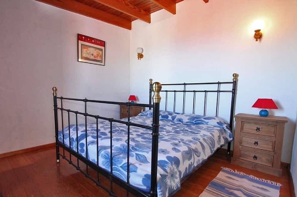 Semi-detached holiday home with pool and sea views in Los Llanos de Aridane, La Palma South