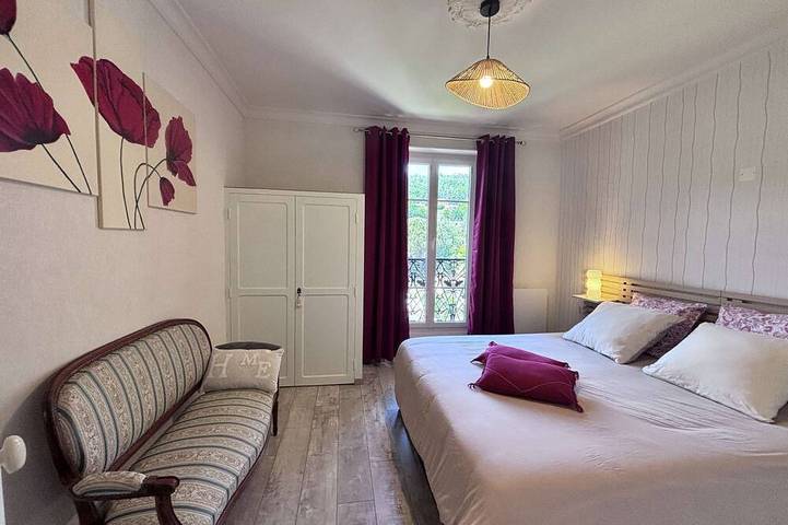 Entire apartment, Le 130 - 1 bedroom - Wifi - near Parc Thermal - 2 people in Châtel-Guyon, Volcans d'Auvergne Regional Nature Park