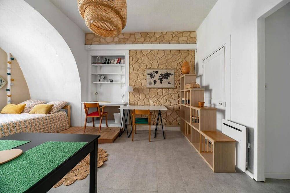 Entire apartment, Le Studio des Moulins in the heart of town in Cusset, Vichy region