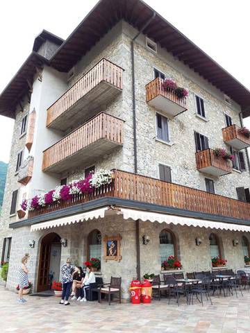 Hôtel pour 3 personnes, avec terrasse et piscine ainsi que jacuzzi et jardin dans Serina