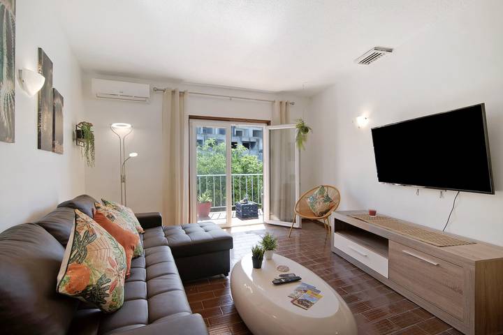 Hel lägenhet, Beach Apartment 'Hanna's Sunny' with Balcony and Air Conditioning in Albufeira e Olhos de Água, Faro distrikt