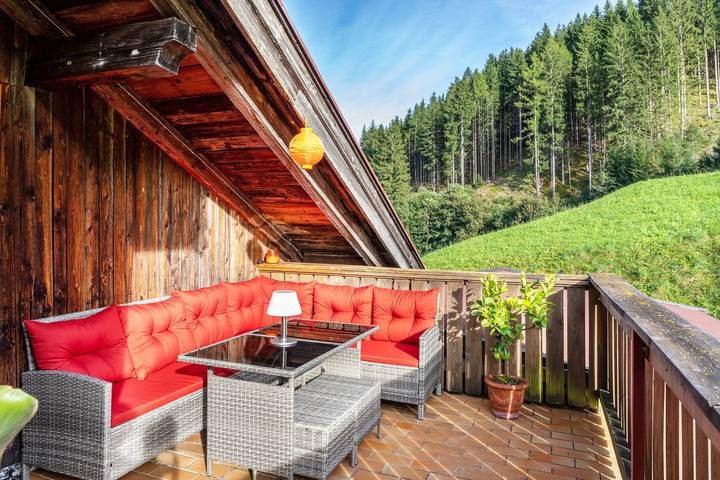 Ganze Wohnung, Offene Ferienwohnung mit eigener Wohnküche, privater Terrasse und WLAN in Hainzenberg, Zillertaler Alpen