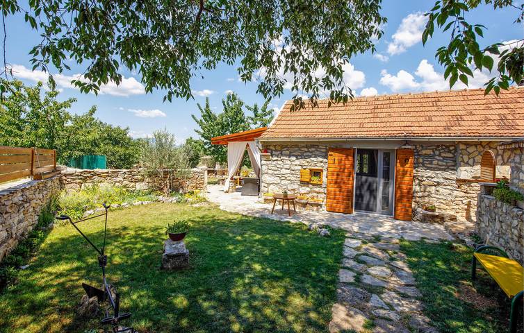 Gemütliche Ferienwohnung mit Pool und Küche in der Nähe des Flusses Krka und des Sees in Dalmatinisches Zagora