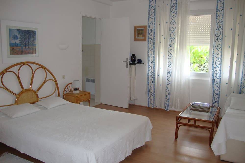 St Raphael Garden Villa very nice and quiet close to the beaches and Centre in Saint-Raphaël, Massif de l'Esterel