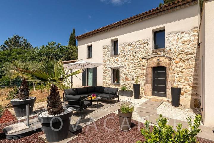 Modern villa with heated pool within walking distance to Lorgues in Lorgues, Region de Draguignan