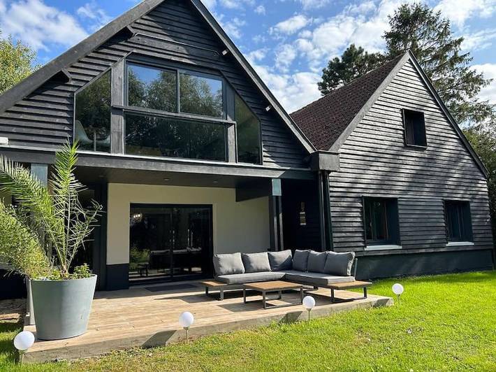 Location de vacances pour 14 personnes, avec Jacuzzi et Terrasse ainsi que Jardin et Vue sur le lac à Moulle
