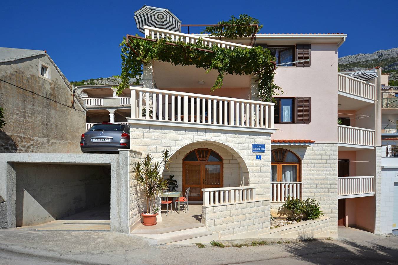 Ganze Wohnung, 2-Zimmer-Ferienwohnung mit Terrasse und Meerblick Pisak, Omis A-7521-a in Pisak, Omis-Riviera