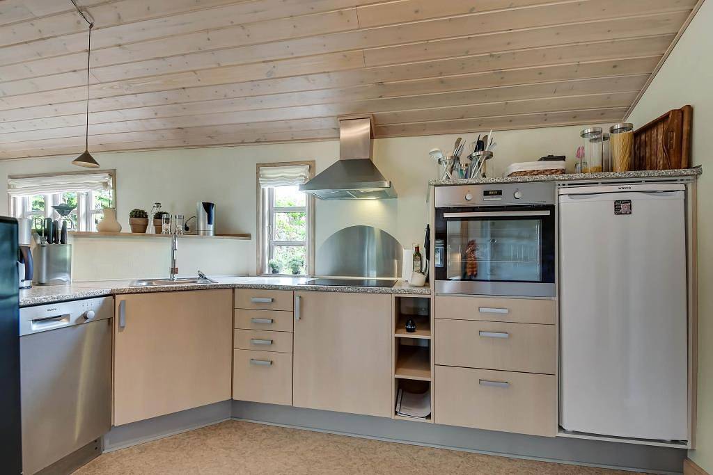 Cosy wooden cottage between the sea and Nissum Fjord – Property completely fenced in in Fjand, Nissumfjorden