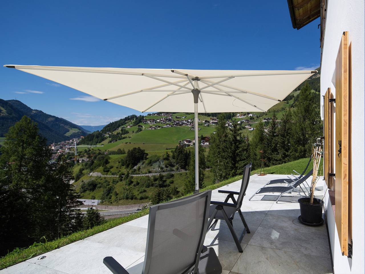Ganze Wohnung, Ferienwohnung Ronch mit Ski-in, Bergblick, Garten & Sonnenterrasse in La Selva, Wolkenstein
