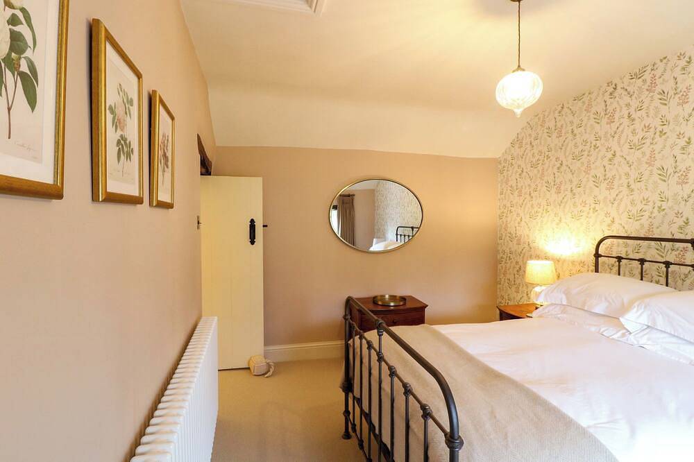 Christmas Cottage, romantic, luxury holiday cottage in Bakewell in Ashford in the Water, Derbyshire