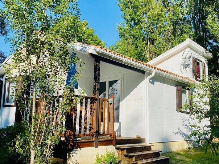 Location de vacances pour 8 personnes, avec terrasse et piscine, animaux acceptés à Camon