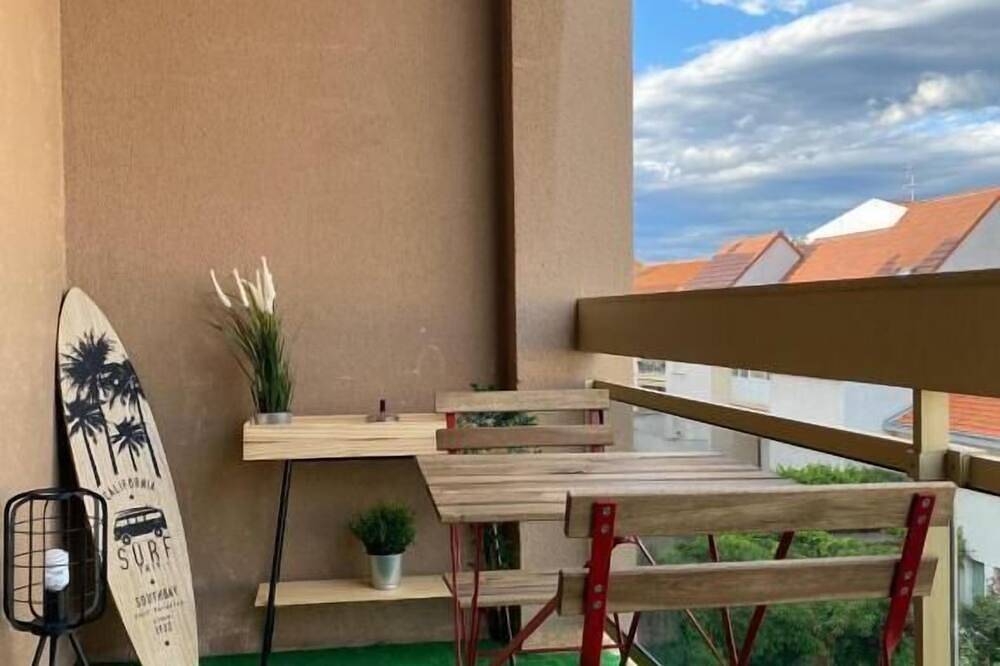 Entire apartment, Studio with balcony Girod Centre-Ville Clermont-Fd in Clermont-Ferrand, Volcans d'Auvergne Regional Nature Park