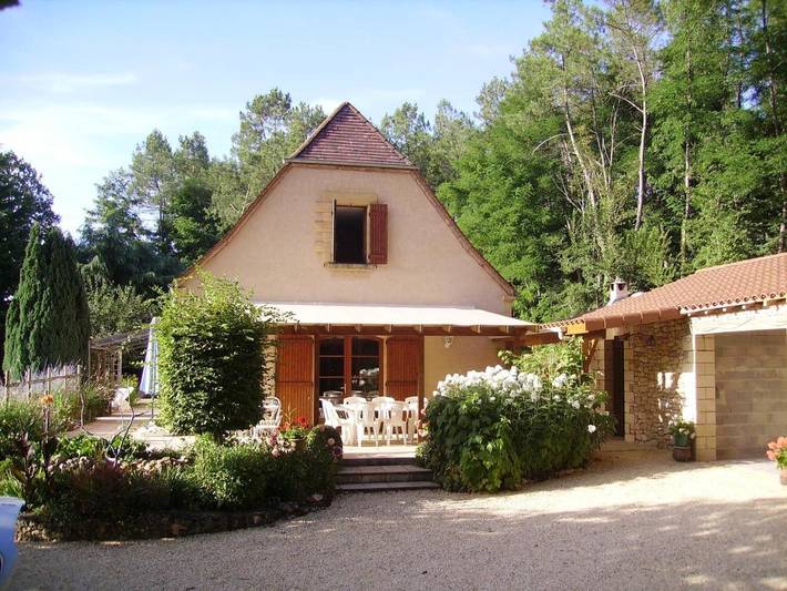 Location de vacances pour 9 personnes, avec vue ainsi que jardin et piscine à Peyzac-le-Moustier