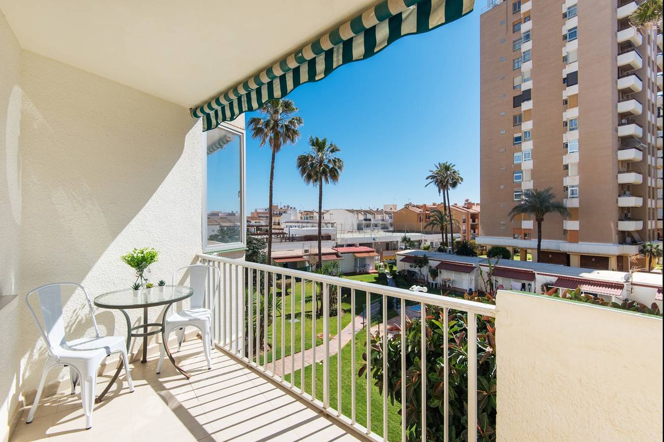 Hel ferieleilighet, Ferieleilighet for 6 personer med terrasse in La Carihuela, Torremolinos