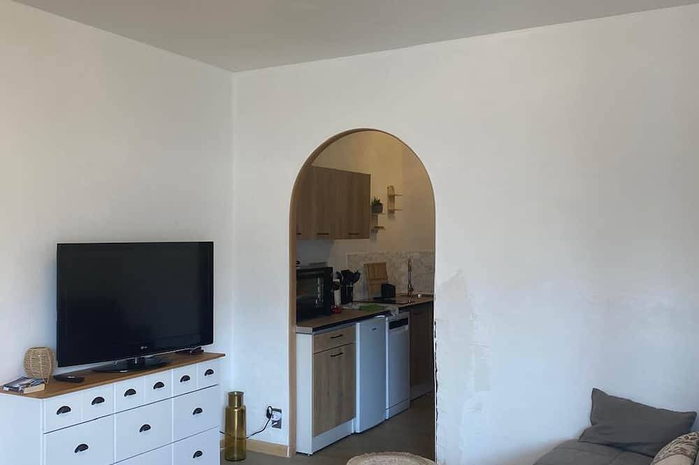 Appartamento intero, Waterfront apartment with pool and private beach access. in San Nicolao Francia, Corte e dintorni