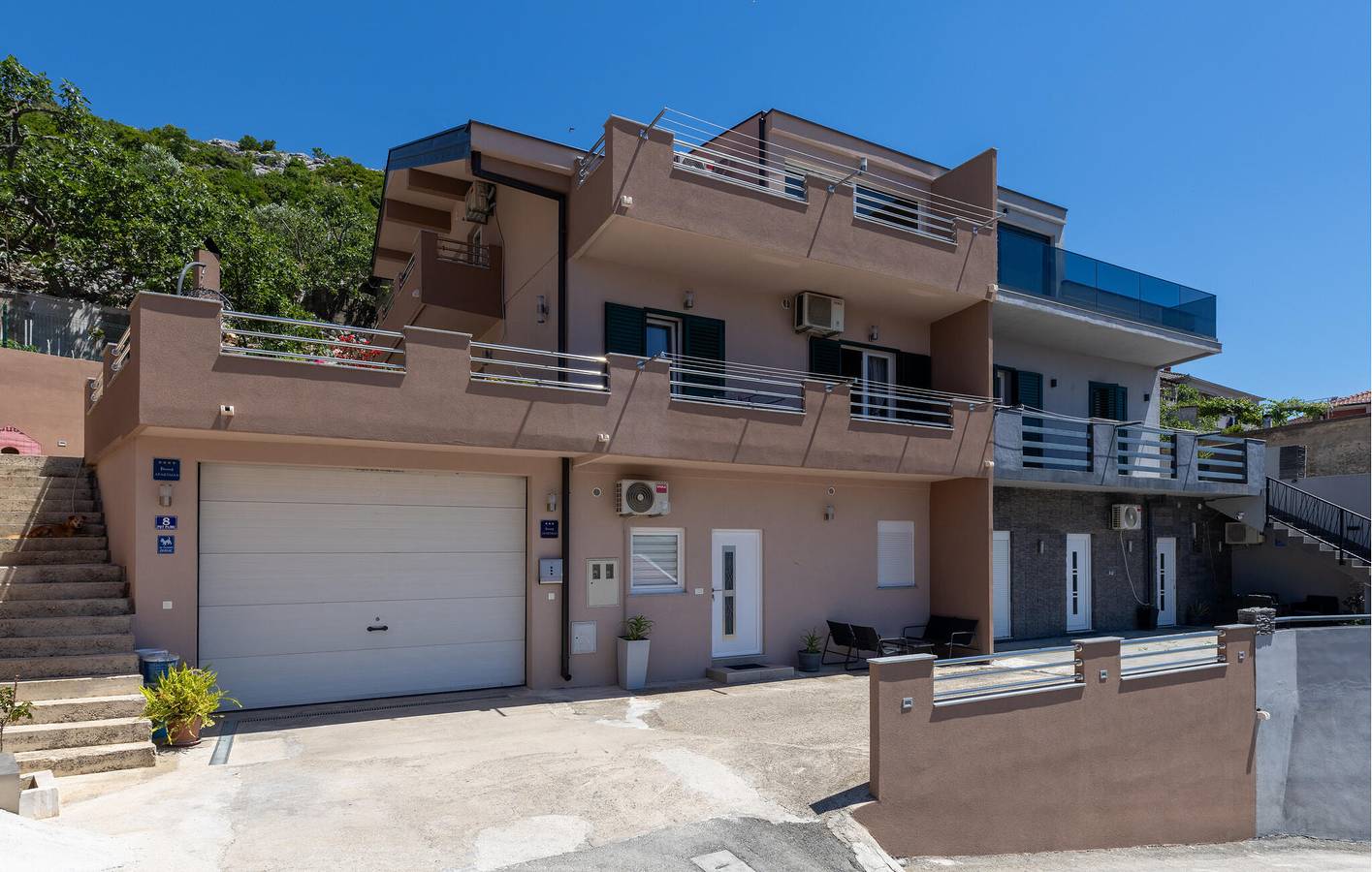 Ganze Ferienwohnung, Apartment mit Meerblick, Terrasse, Parkplatz und moderner Ausstattung in Ploče in Ploce, Dubrovnik-Neretva