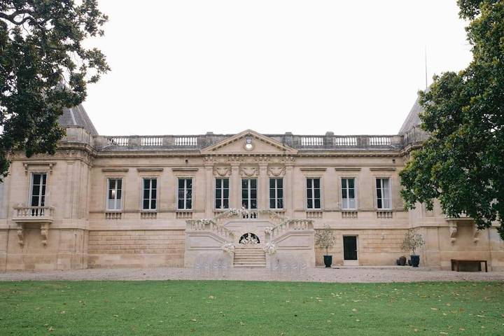 Location de vacances pour 16 personnes, avec terrasse et vue ainsi que piscine et jardin à Asques