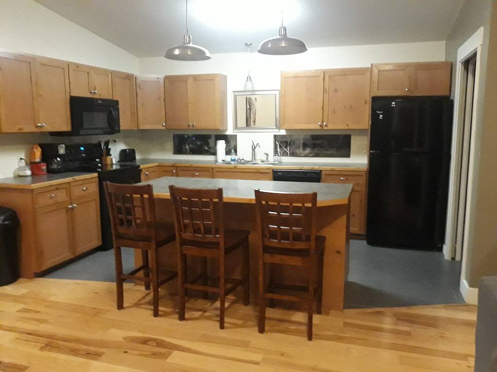 Serene Lake Home in Ozark Mountains