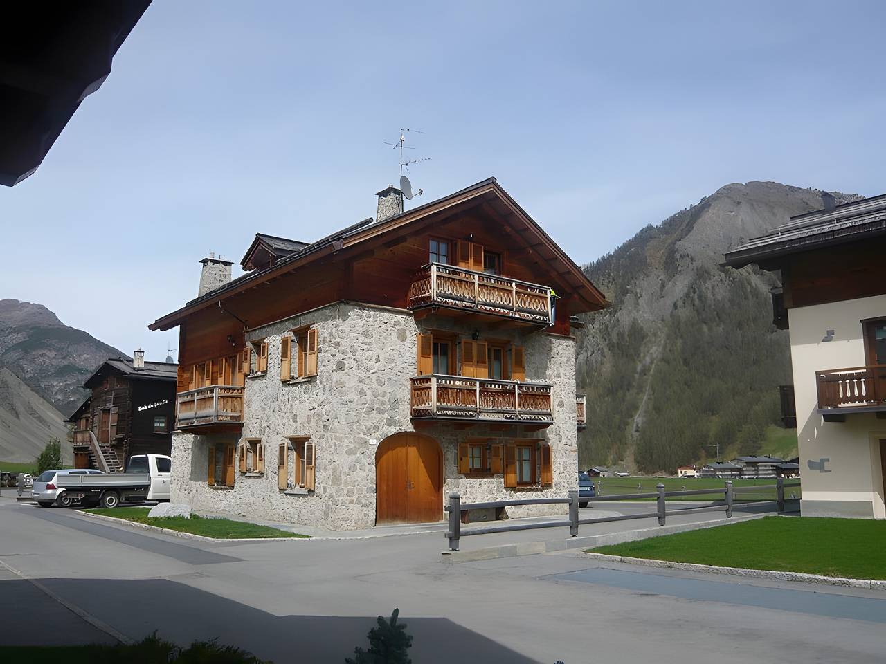 Ολόκληρο το διαμέρισμα, Apartment '2' with Mountain View, Shared Garden and Wi-Fi in Livigno (Town), Livigno