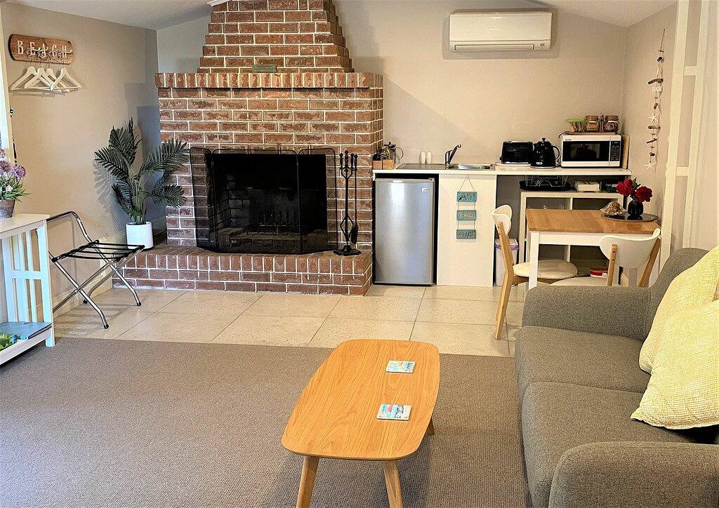 The Cosy Bungalow - very private, romantic haven. in Portarlington, Bellarine