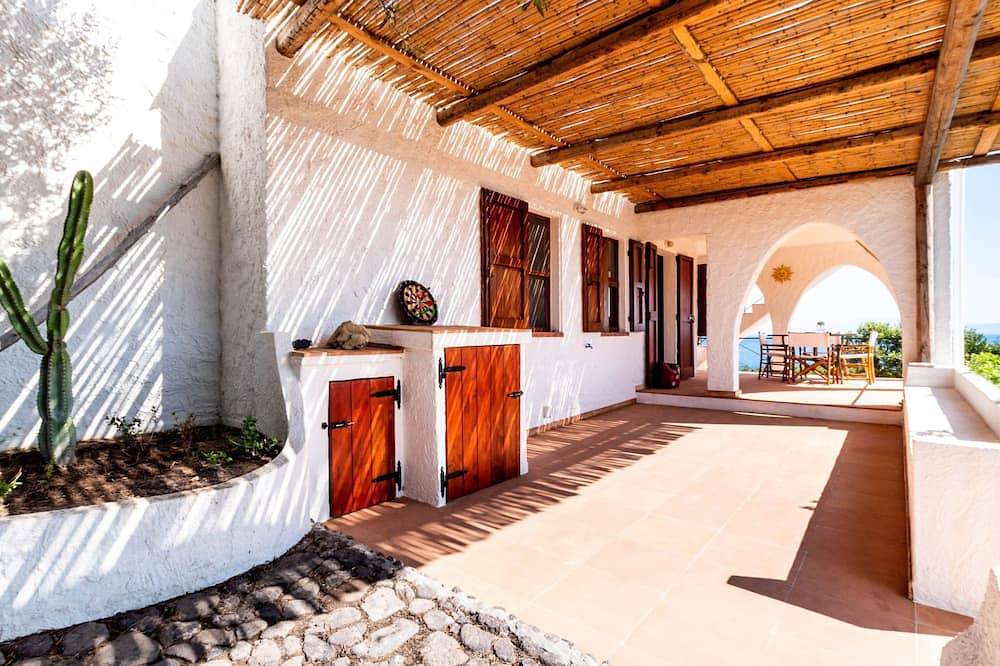 Haus in Sant'antioco mit überdachtem Parkplatz in Peonia Rosa, Sant'Antioco