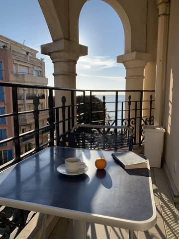 Gîte pour 3 personnes, avec vue sur l’océan et piscine ainsi que balcon et vue, animaux acceptés à Menton