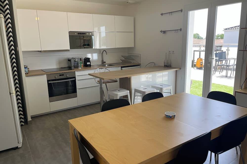 Entire apartment, 20 mn from Nimes, the sea and Montpellier All shops within 500 m in Aimargues, Nimes region