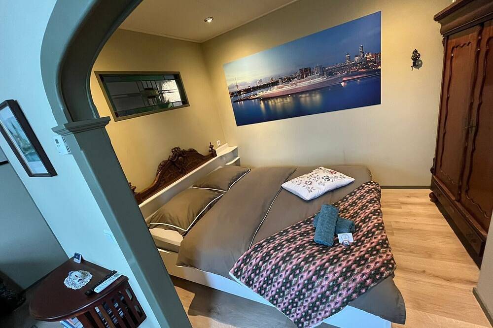 The Captain's Cabin with Xxl bath and sauna on the river De Lek in Lekkerkerk, Groene Hart