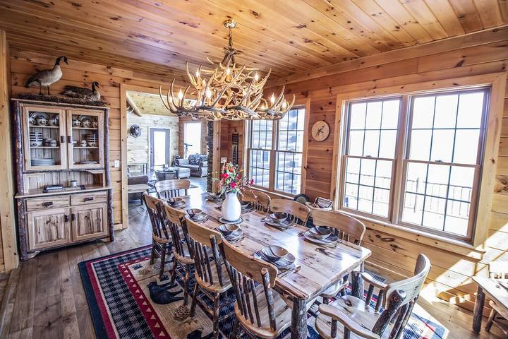 Vacation rental for 20 people, with yard and hot tub in Raystown Lake