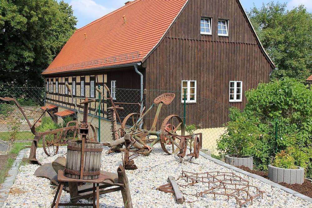 Ganze Wohnung, Wohnung mit Terrasse im sanierten Fachwerkhof in Müglitztal, Osterzgebirge