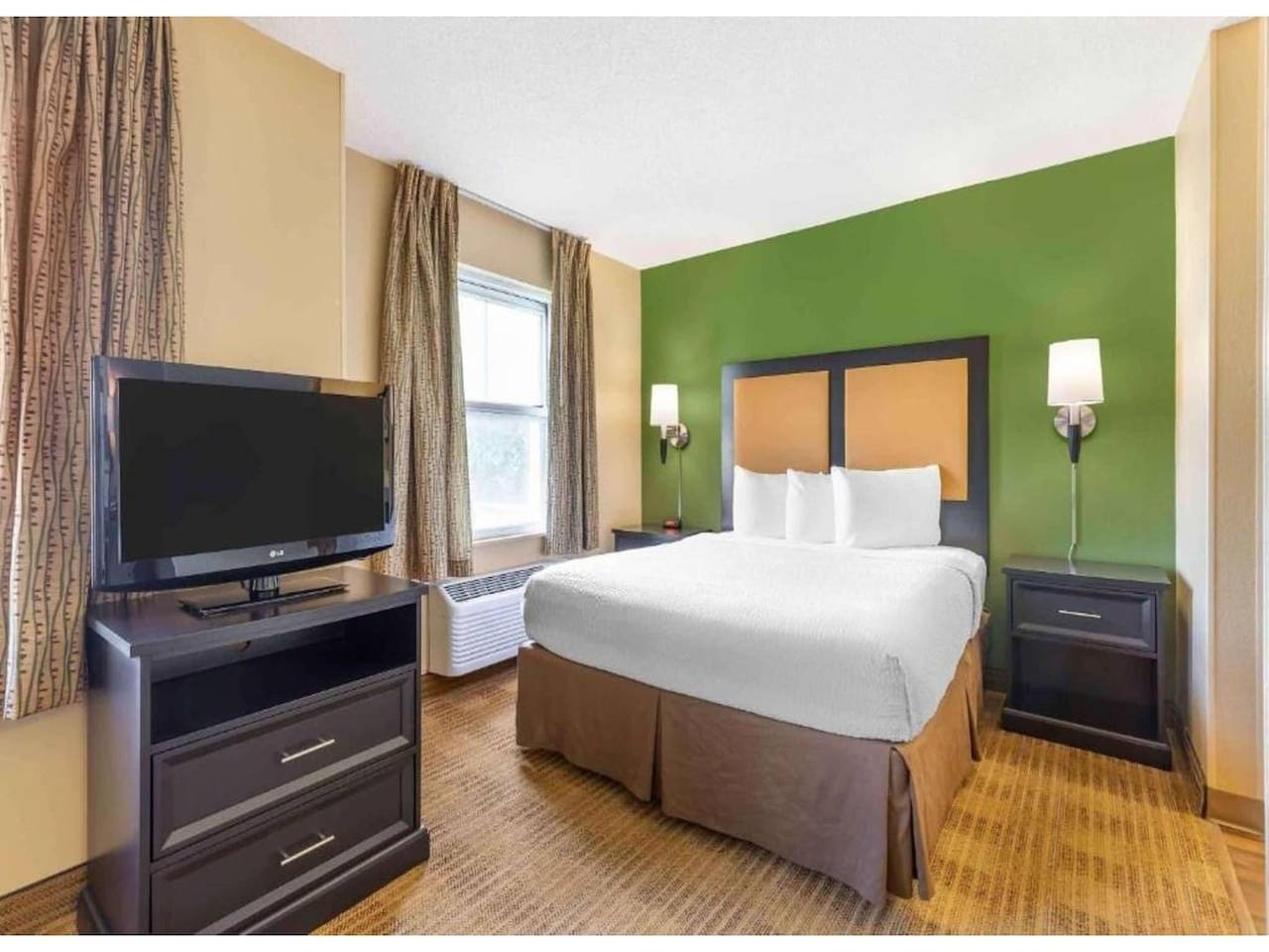 Entire apartment, Studio 6 Gaithersburg|Spacious King|Hearing|Kitchen in Gaithersburg, Maryland