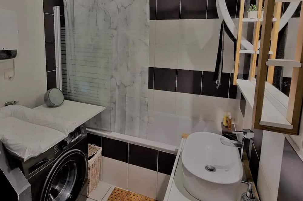 Appartement entier, Oasis citadine - jardin et terrasse en centre ville 70m2 in Cambrai, Département Nord