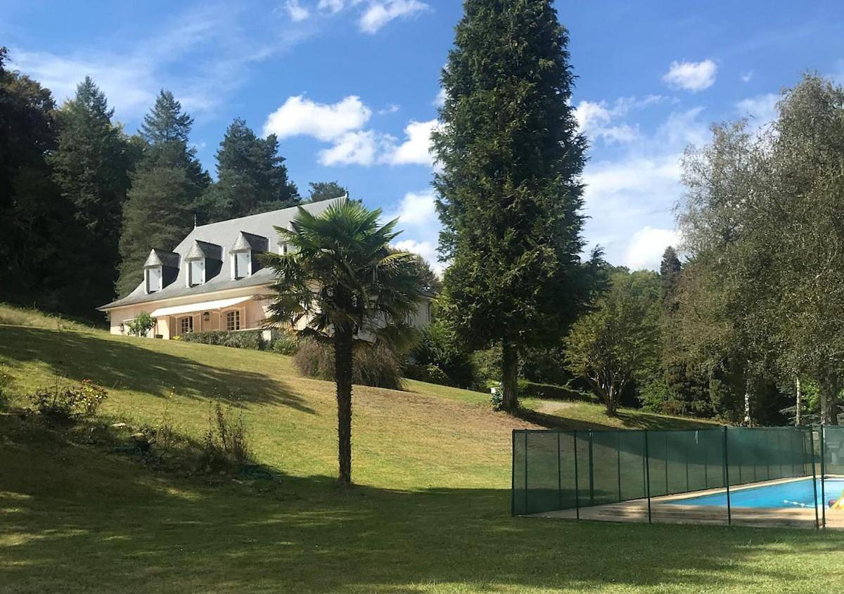 Charming house, pool and Pyrenees view in Gan, Béarn