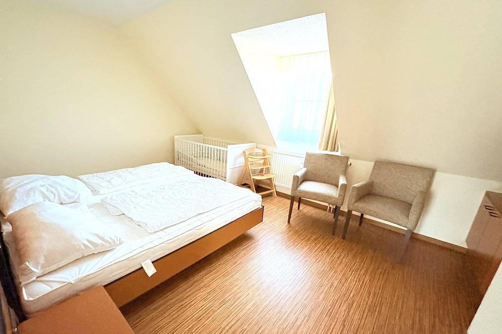 Ganze Wohnung, Ferienwohnung 52 – Idyllisches Apartment für 5 mit zwei Schlafbereichen & Wlan in Buschvitz, Bergen auf Rügen und Umgebung