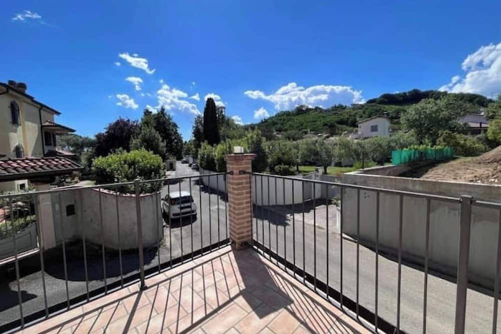 Appartamento intero, Casa Valentina' casa completa vicino al mare in Carrara, Riviera Toscana