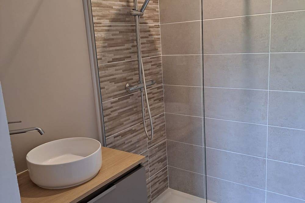 Single room with private bathroom in Saint-Martin-de-Crau, Mediterranean Coast (France)